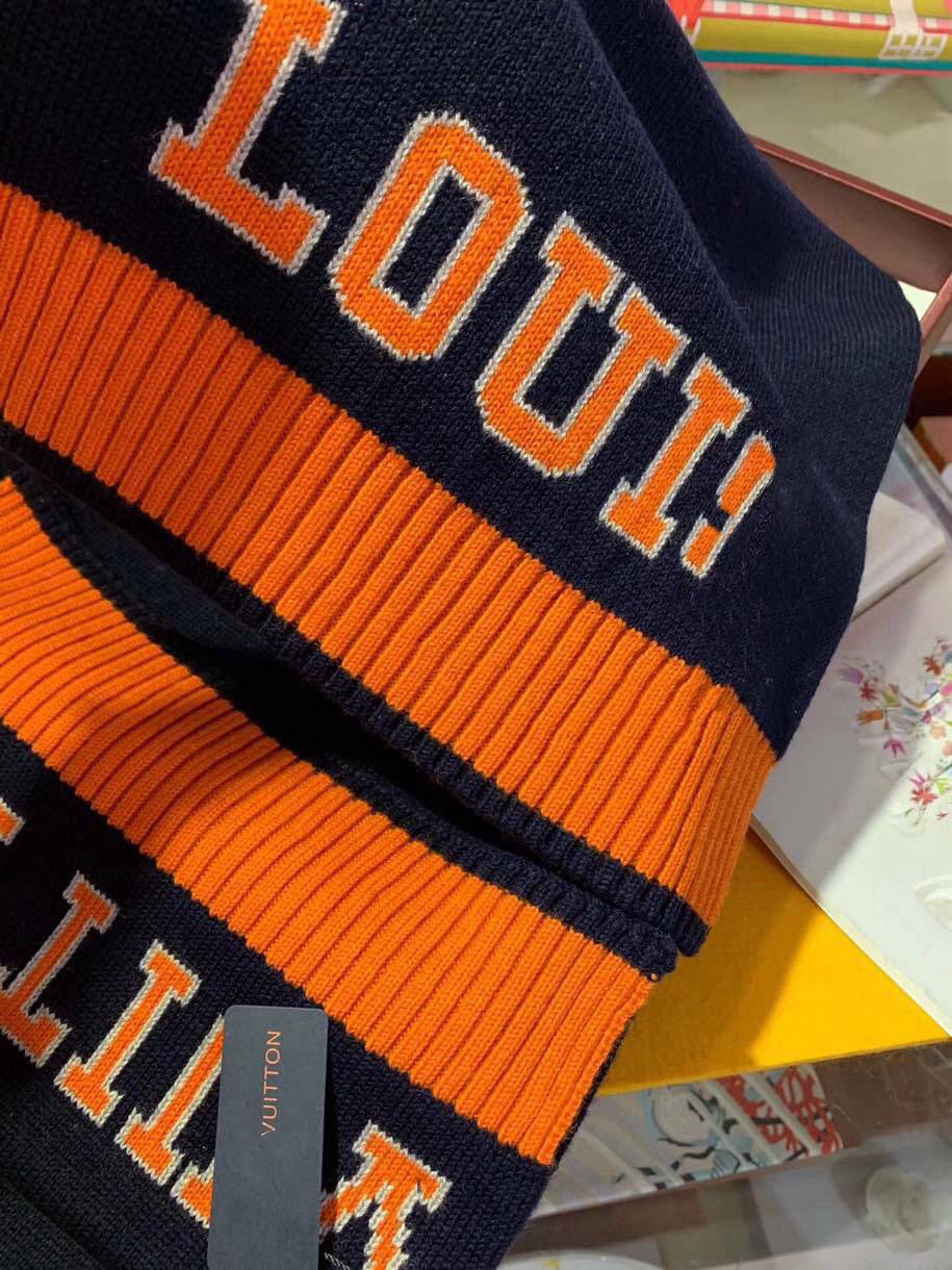 Nowadays the hottest sports wind modern fashion! Very stylish, you can do lovers type men, gentlemen, white Fumei love the style, really invincible like, V the latest letter sports wool scarf
