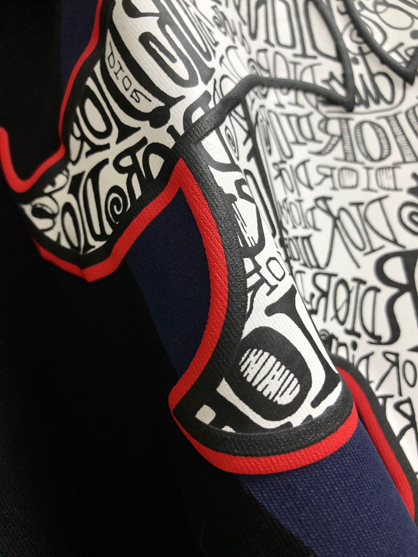 Dioor's 2025 new short-sleeved T-shirt is a hit. It is made of the original fabric, with a high-end and elegant LOGO on the chest