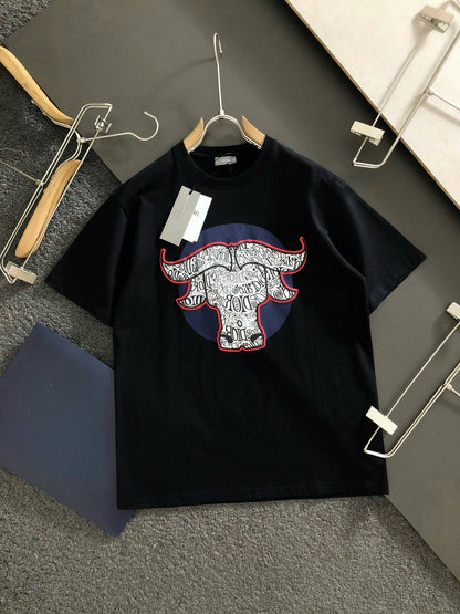 Dioor's 2025 new short-sleeved T-shirt is a hit. It is made of the original fabric, with a high-end and elegant LOGO on the chest