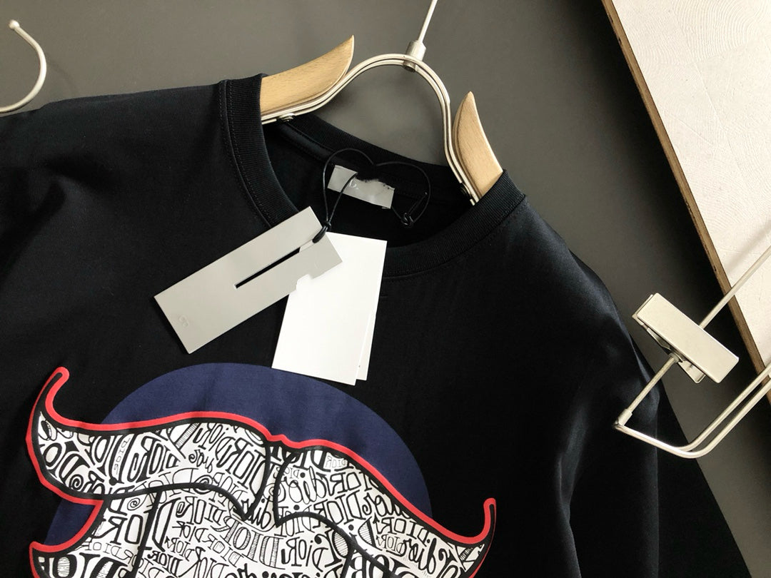 Dioor's 2025 new short-sleeved T-shirt is a hit. It is made of the original fabric, with a high-end and elegant LOGO on the chest