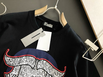 Dioor's 2025 new short-sleeved T-shirt is a hit. It is made of the original fabric, with a high-end and elegant LOGO on the chest