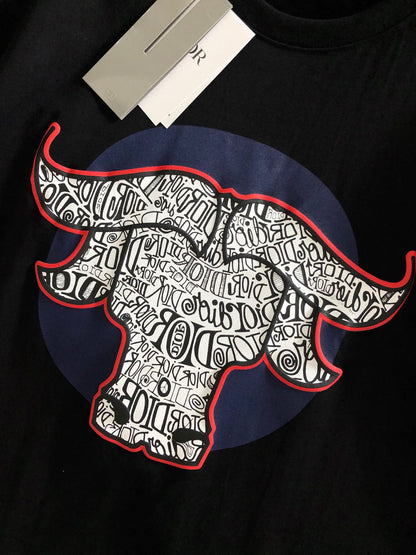Dioor's 2025 new short-sleeved T-shirt is a hit. It is made of the original fabric, with a high-end and elegant LOGO on the chest