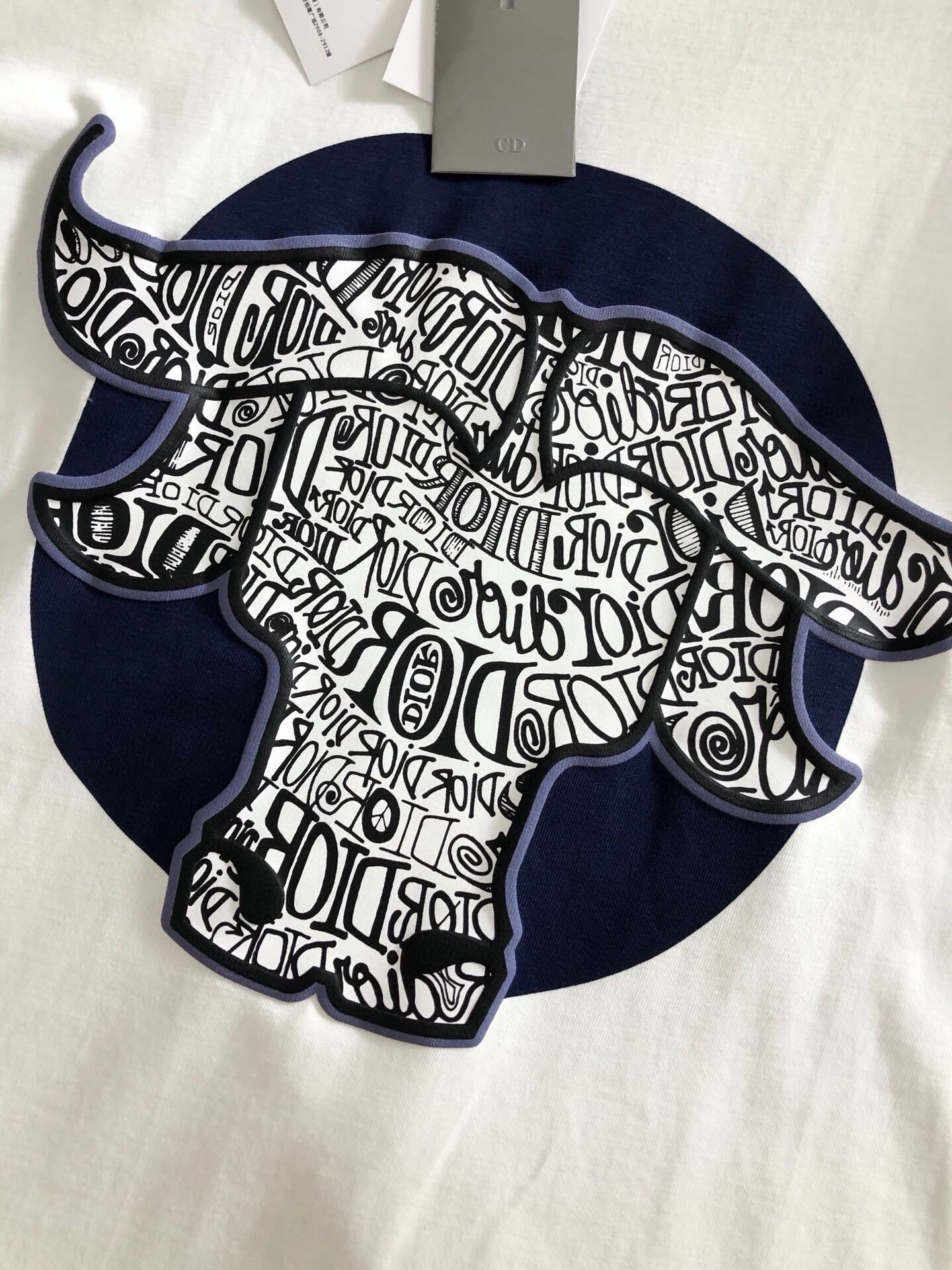 Dioor's 2025 new short-sleeved T-shirt is a hit. It is made of the original fabric, with a high-end and elegant LOGO on the chest