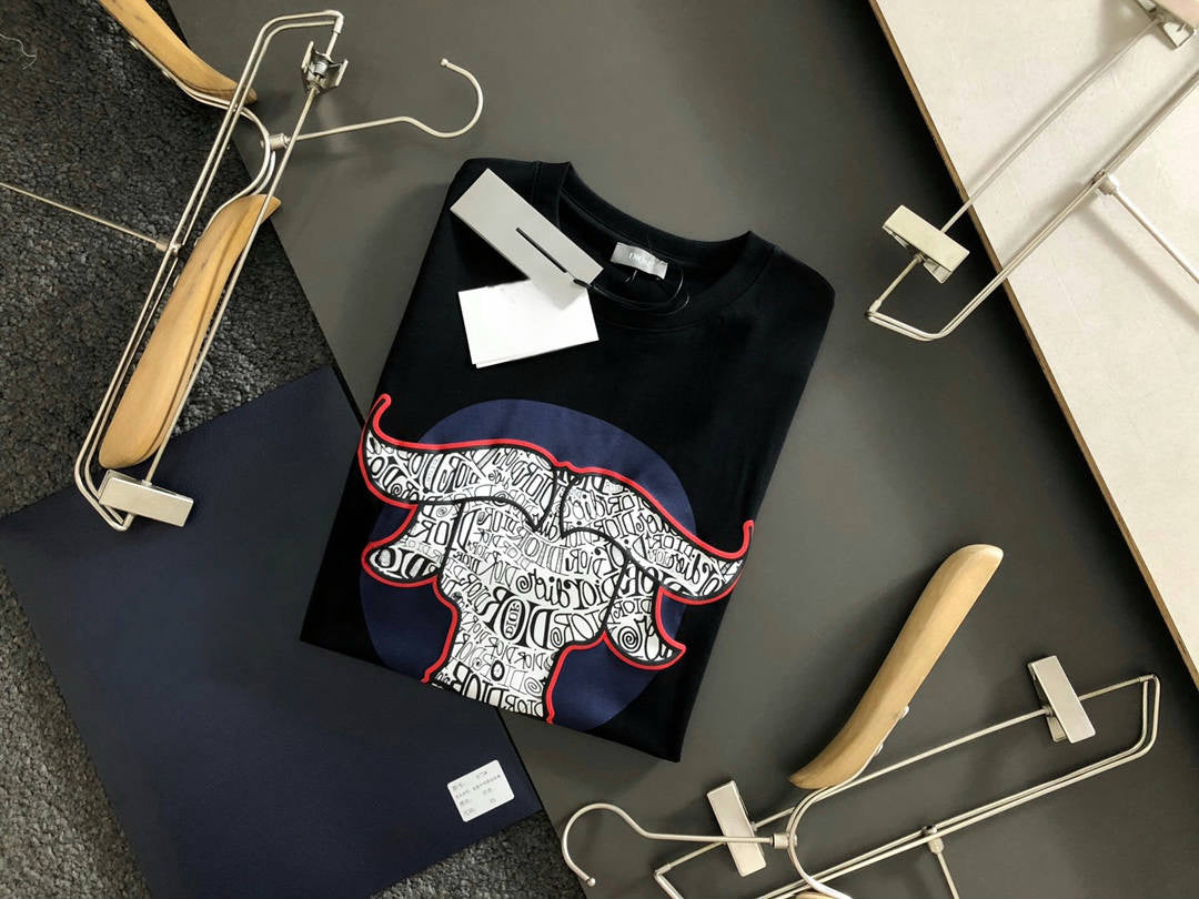 Dioor's 2025 new short-sleeved T-shirt is a hit. It is made of the original fabric, with a high-end and elegant LOGO on the chest
