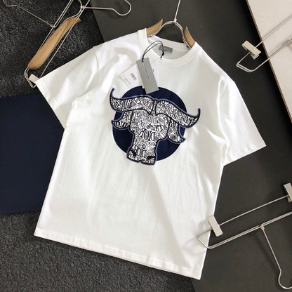 Dioor's 2025 new short-sleeved T-shirt is a hit. It is made of the original fabric, with a high-end and elegant LOGO on the chest