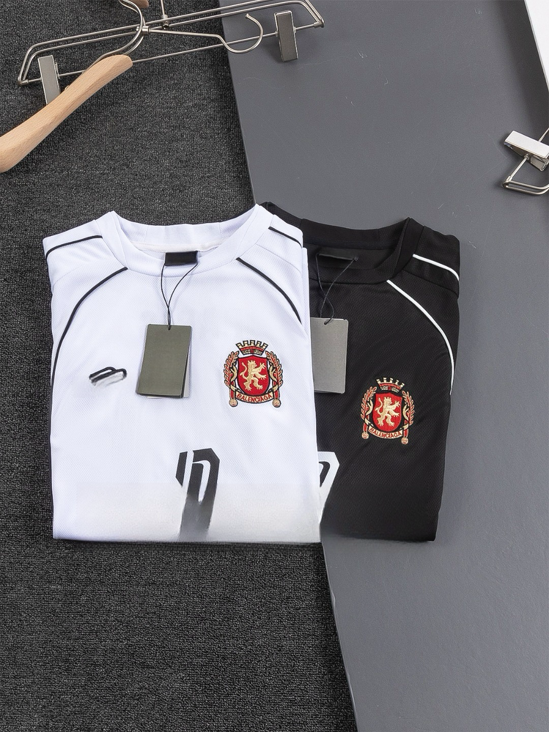 Must-have for couples! Manchester United collaboration crewneck short-sleeved T-shirt, 100% pure cotton, fashionable and versatile, suitable for all types of people.
