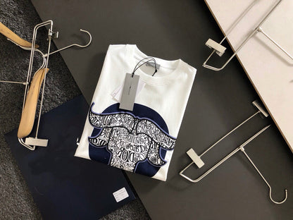 Dioor's 2025 new short-sleeved T-shirt is a hit. It is made of the original fabric, with a high-end and elegant LOGO on the chest