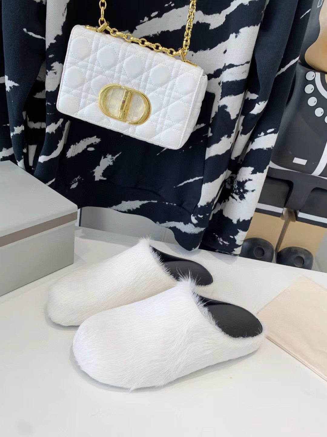 2024 New Couple Candy Color Internet Celebrity Same Style Fashion Closed-Toe Fur Slippers Women Flat Casual Horse Hair Half Slippers Men Shoes